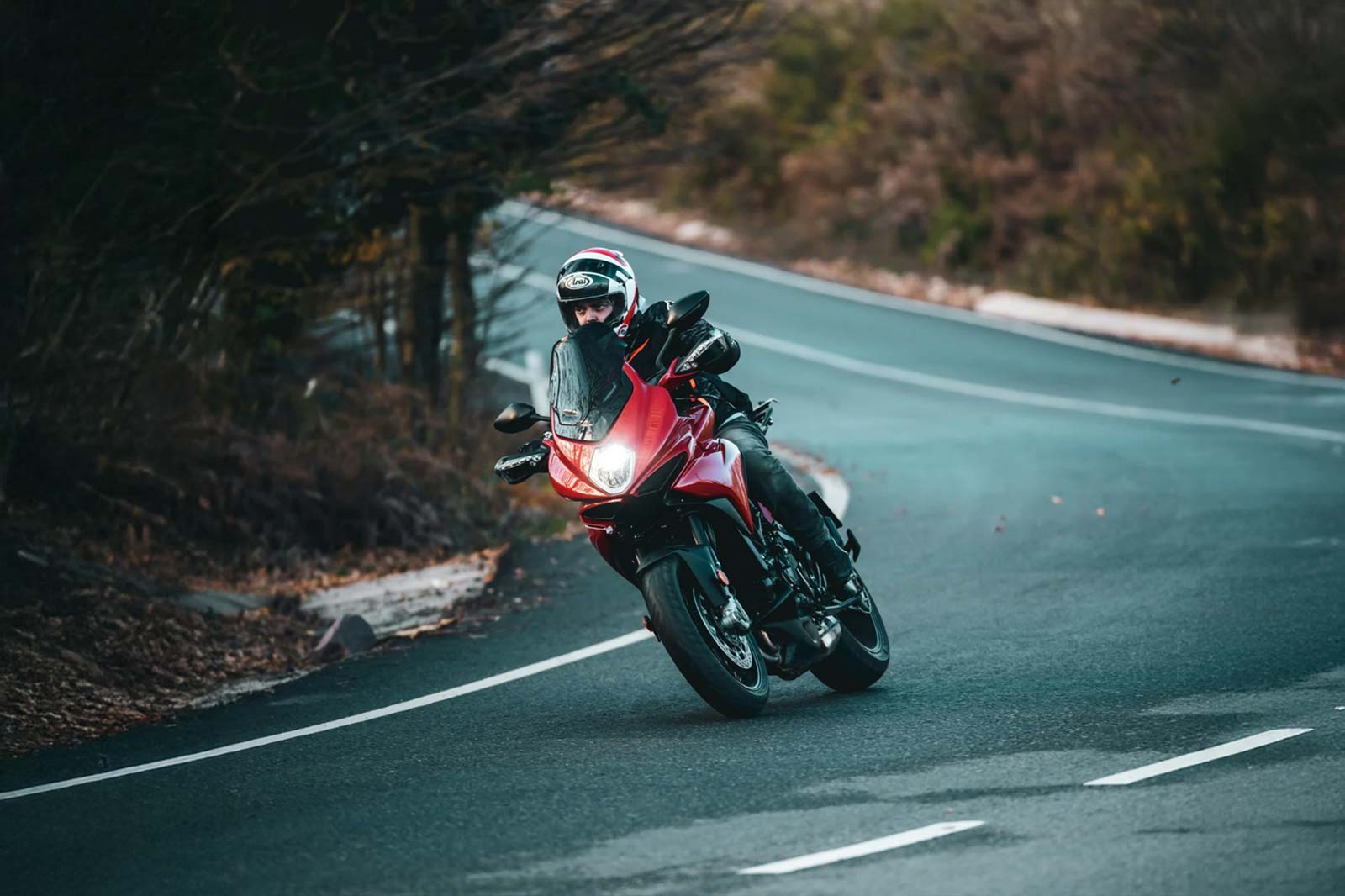 Fahrschüler beim Üben in Schräglage